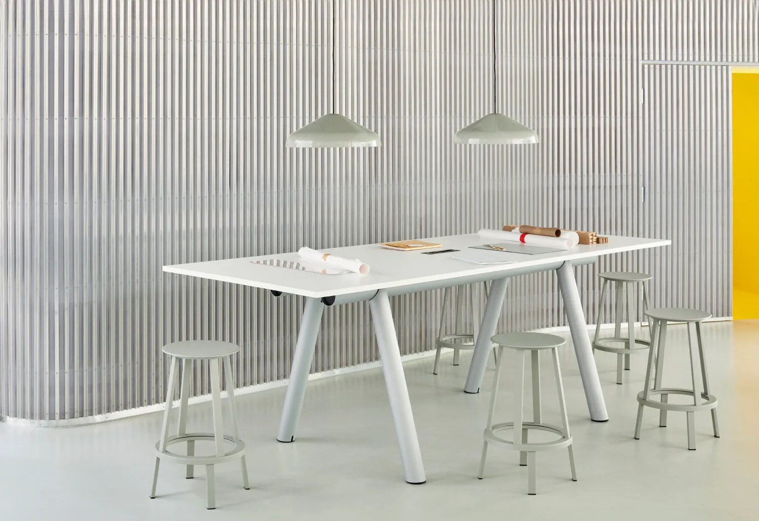 Boa Table | Medium