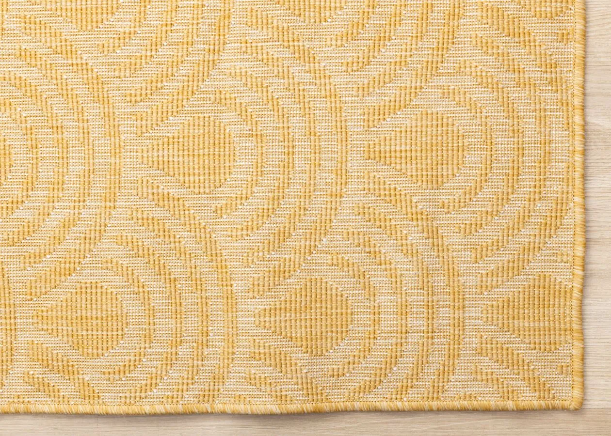 Summer Breeze 6'7" x 9'6" Outdoor Reversible Rug Rainbow Arch Pattern - Yellow, White